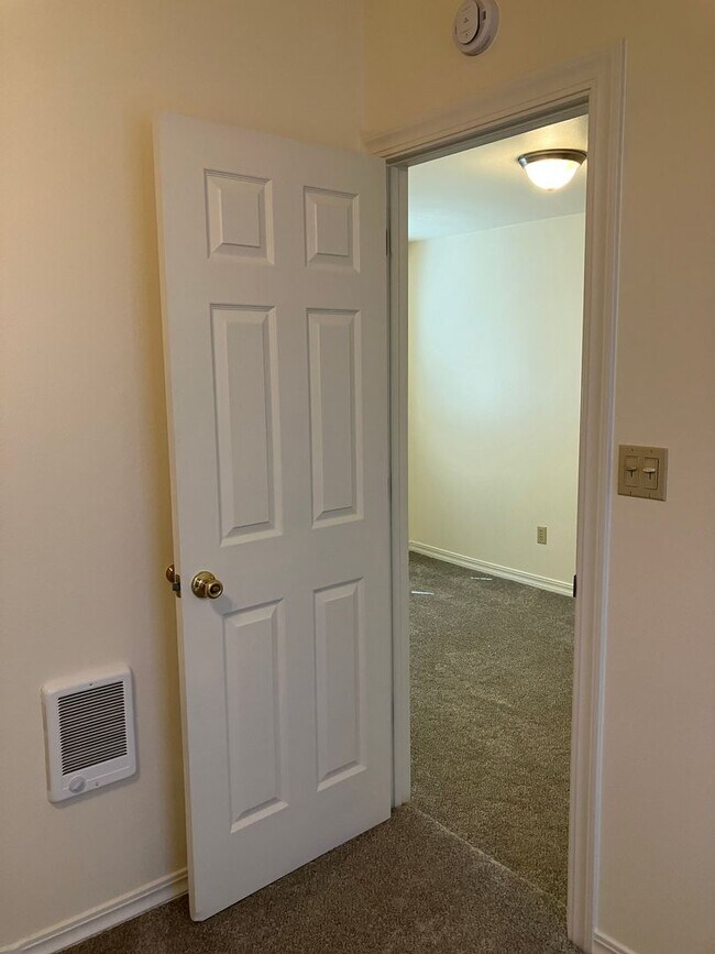 Building Photo - 803 North Main Street In Ashland OR. 1 Bed...