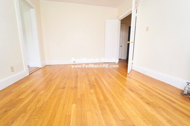 Building Photo - 248 Kelton St