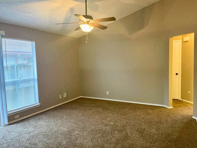 Building Photo - Ardash-9827 &amp; 9825