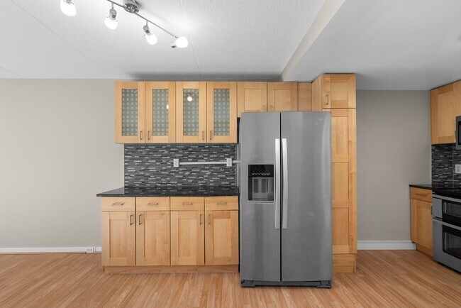 Building Photo - Beautifully renovated 2BR, 2BA spacious, a...