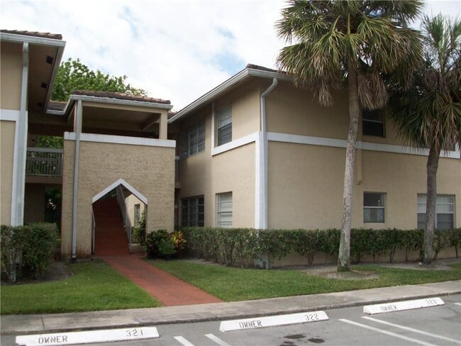 Building Photo - 9976 Twin Lakes Dr