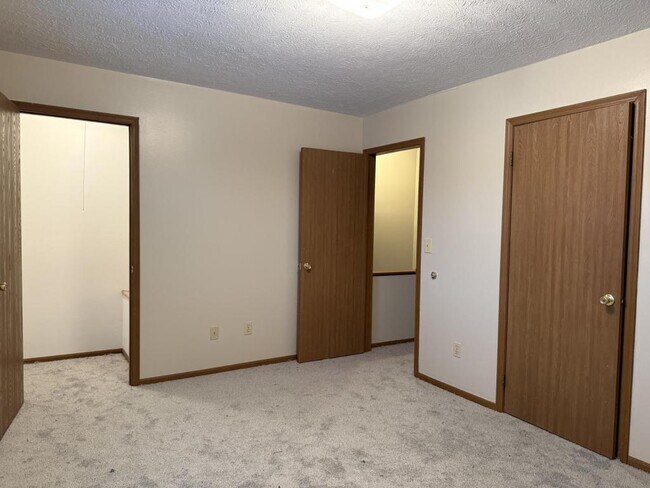 Foto del edificio - 2034 Portage Rd