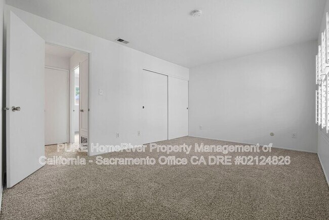 Foto del edificio - 8811 Salmon Falls Dr
