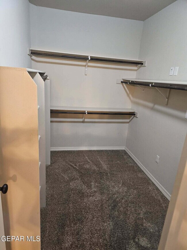 Foto del edificio - 14837 Hunters Grove Ave