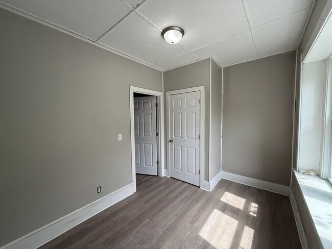 Foto del edificio - Spacious 4-Bedroom Home in the Heart of La...