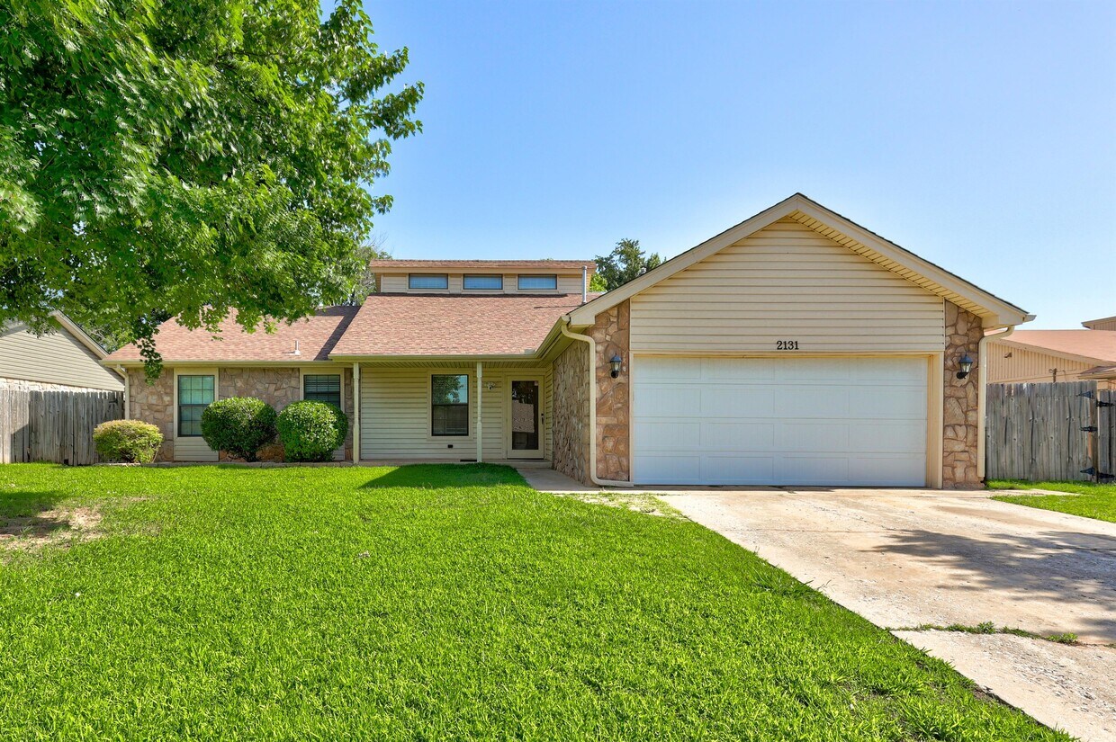 Primary Photo - 2131 Jazzman Dr