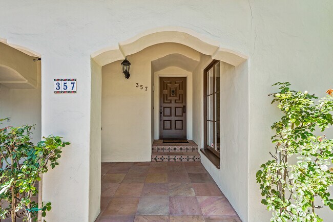 Building Photo - 357 S La Peer Dr