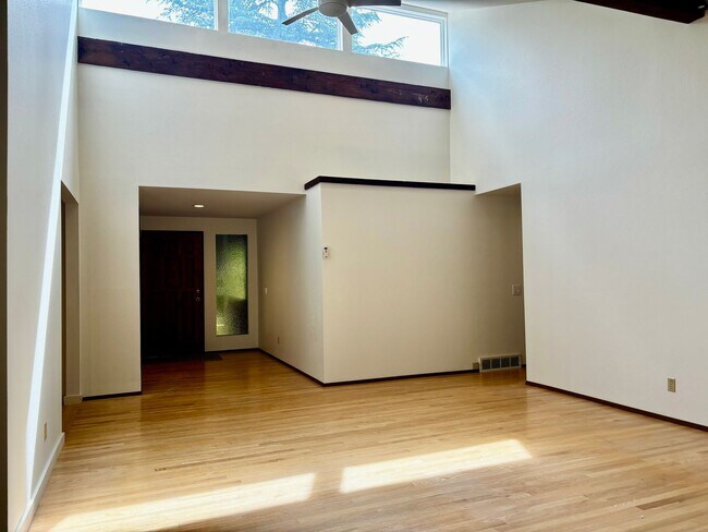 Foto del edificio - Amazing Lake Forest Park Home