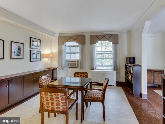 Foto del edificio - 2737 Devonshire Pl NW