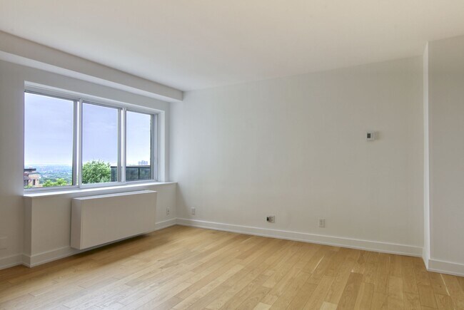 Building Photo - 4555 Av. Bonavista