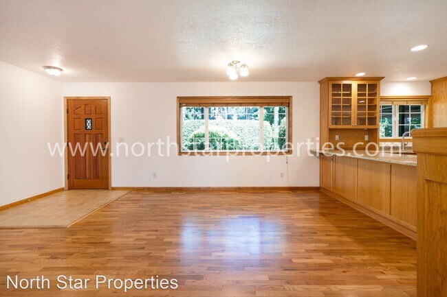 Building Photo - 3 br, 2.5 bath House - 3552 Upper Drive