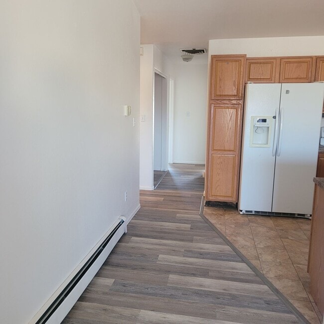 Building Photo - 3 Bed 2 bath upstairs unit
