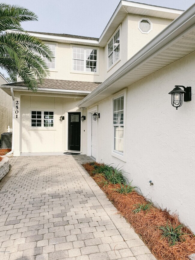 Building Photo - 2501 Country Club Dr