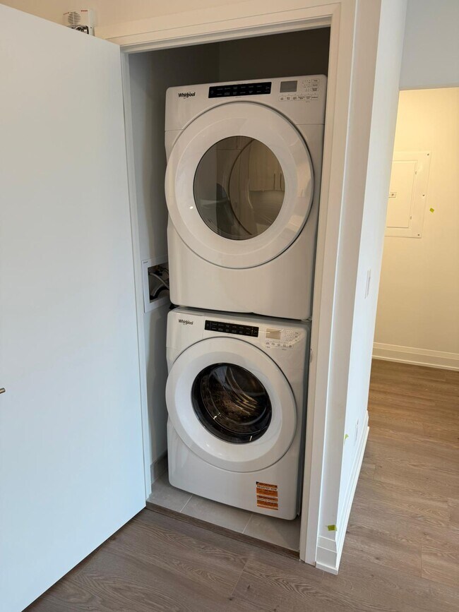 Photo du bâtiment - For Lease – Spacious 2 Bedroom + Den Condo in Oakville