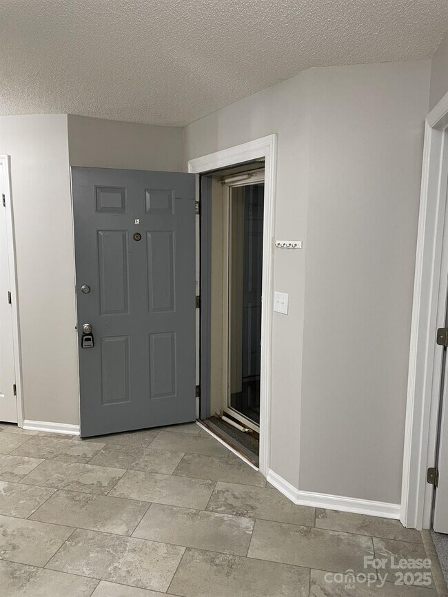 Foto del edificio - 19831 Henderson Rd