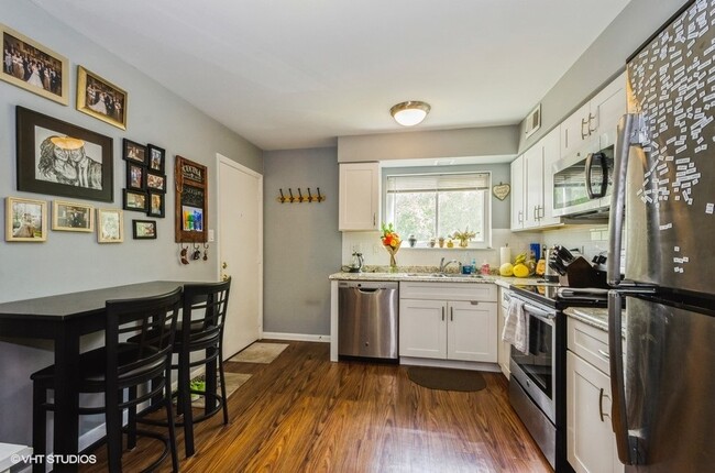 Building Photo - 9420 Bay Colony Dr