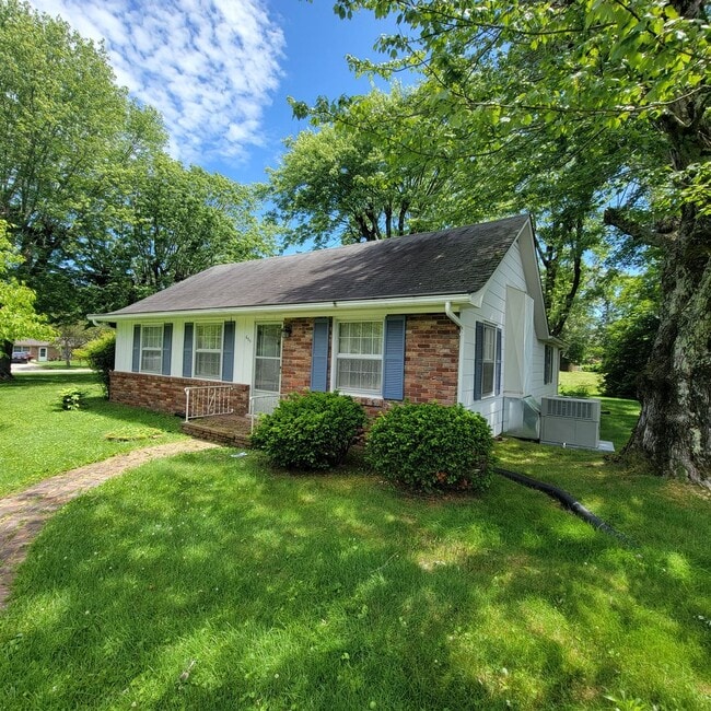 Building Photo - 3/1 House with Storage Garage-Cookeville C...