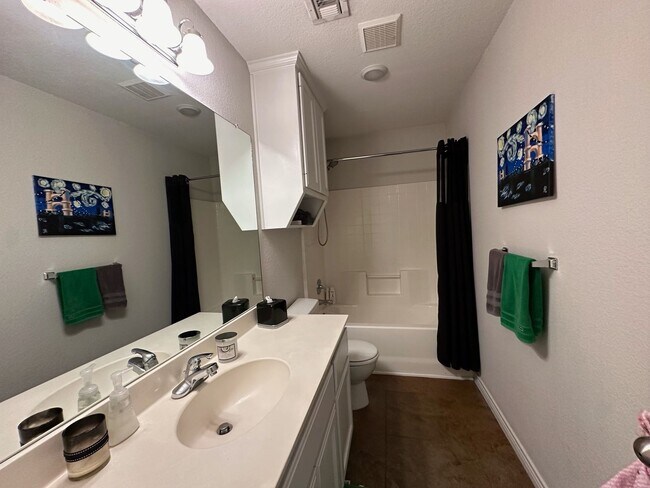 Foto del edificio - Spacious 4/4 House with Yard in the Baylor...