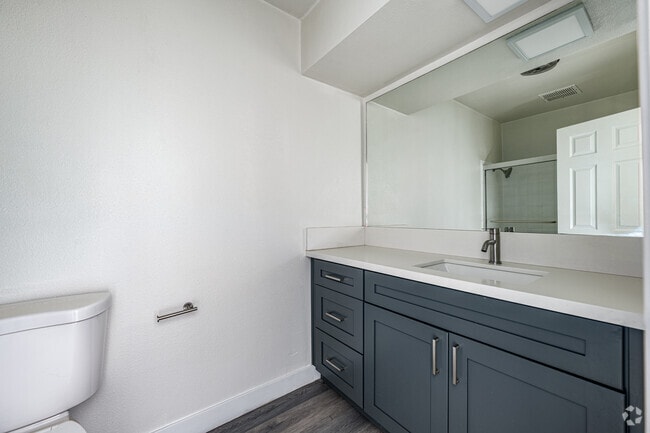 2BR, 2BA - 1030SF - Second Bathroom - Menlo 2