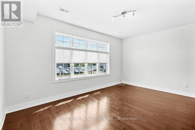 Building Photo - 1401-1401 Plains Rd E