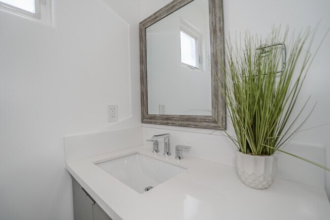 Foto del edificio - 4635 Lexington Avenue, Unit 4637 1/4