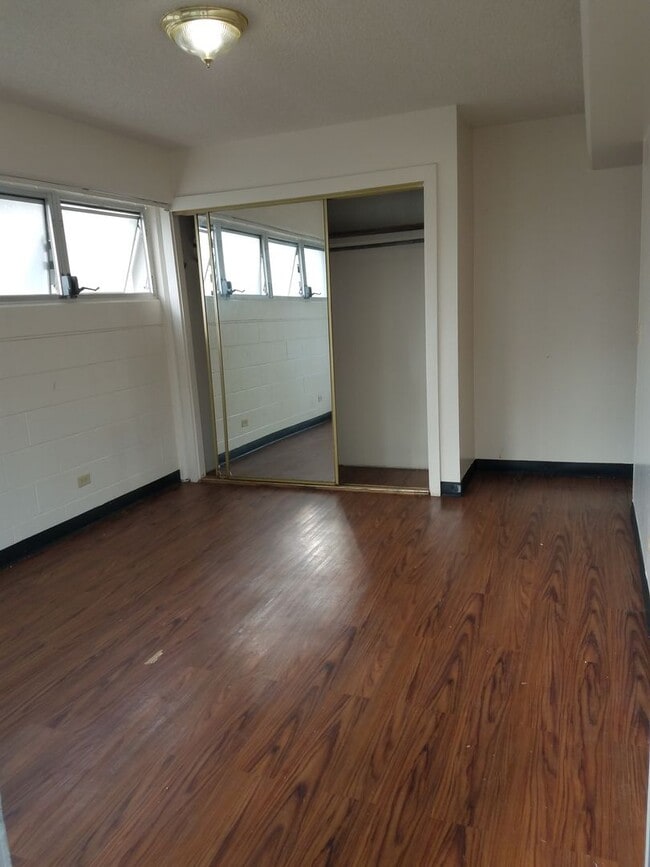 Building Photo - Studio in Waikiki 2 Blocks from the Beach