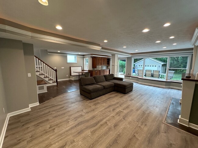 Building Photo - 5990 Edgehill Dr