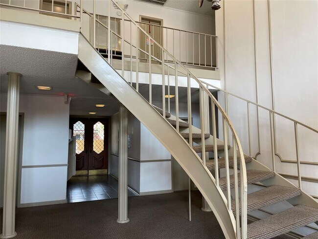 Building Photo - 2824 Briarhurst Dr
