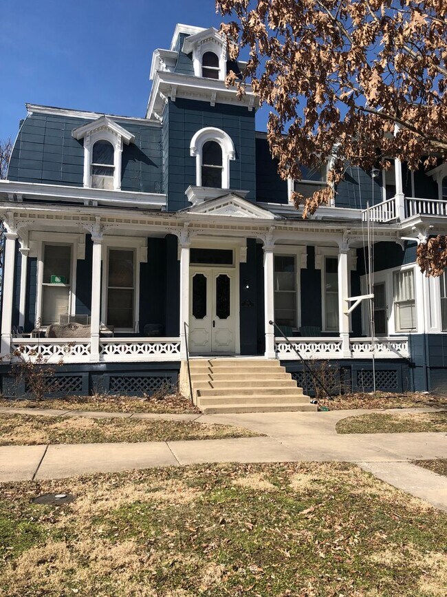 Foto del edificio - 1 BR 1Bath upstairs apartment