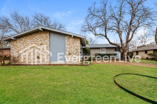 Building Photo - 9538 Vinewood Dr