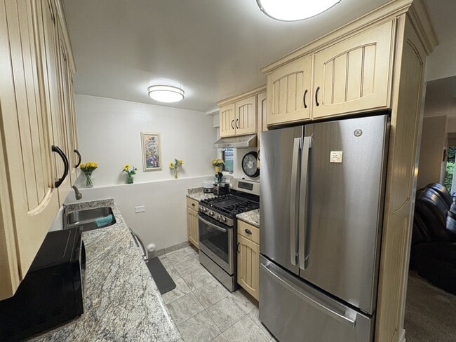 Building Photo - 1302 S 200 W