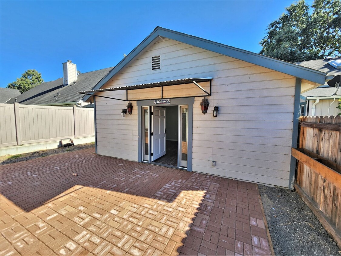 Primary Photo - Nice Remodeled Home In Quaint Los Alamos