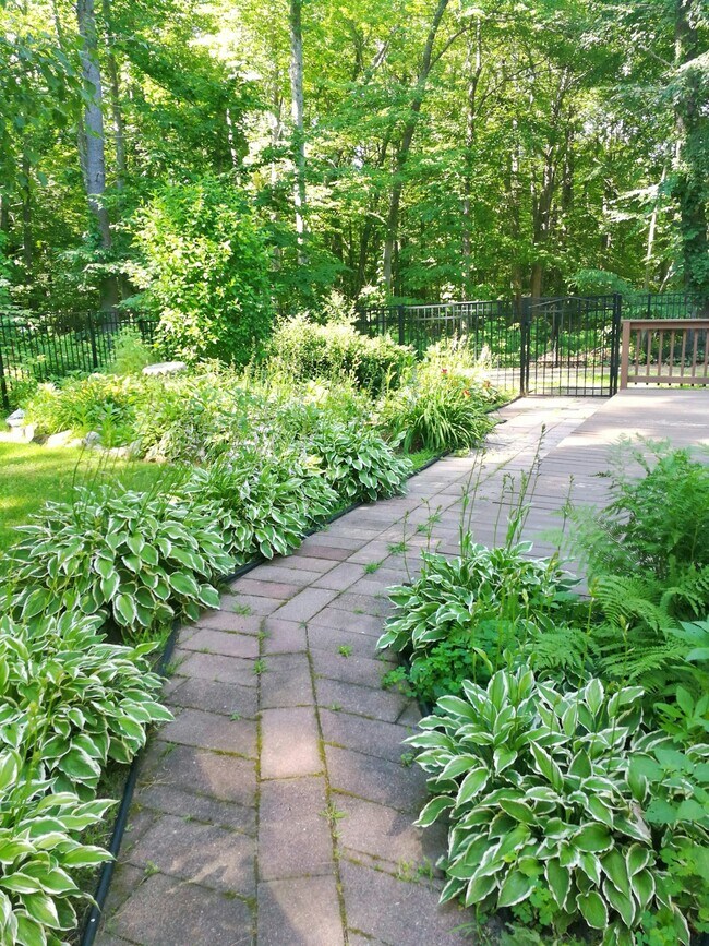 Foto del edificio - 247 Woodland Rd