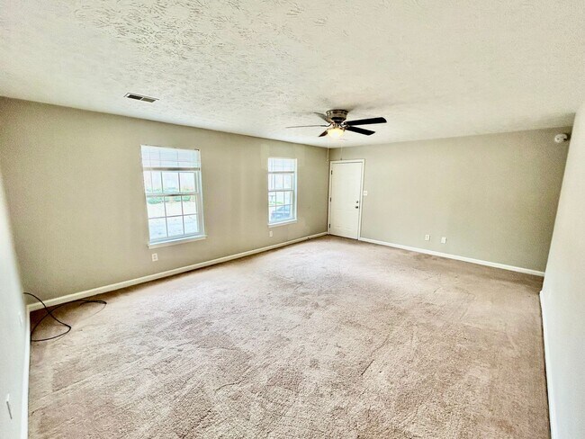 Building Photo - 2 Bed 1.5 Bath Pay ONLY Electric!