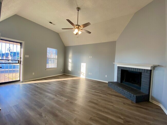 Building Photo - 5806 Ashridge Plz