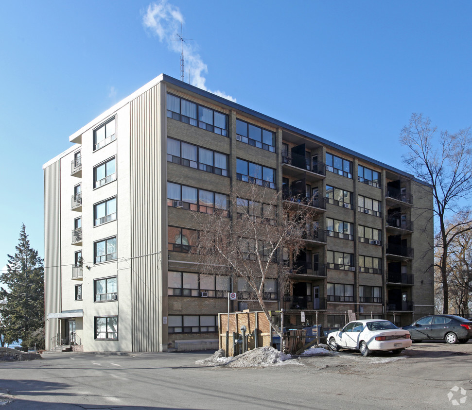 Building Photo - 2 Royal York Apartments