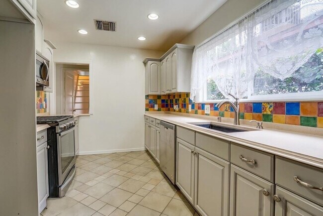 Foto del edificio - 229 N Hollywood Way