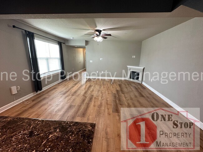 Building Photo - Gorgeous 3-Bed, 2.5-Bath Townhome in Raymore!