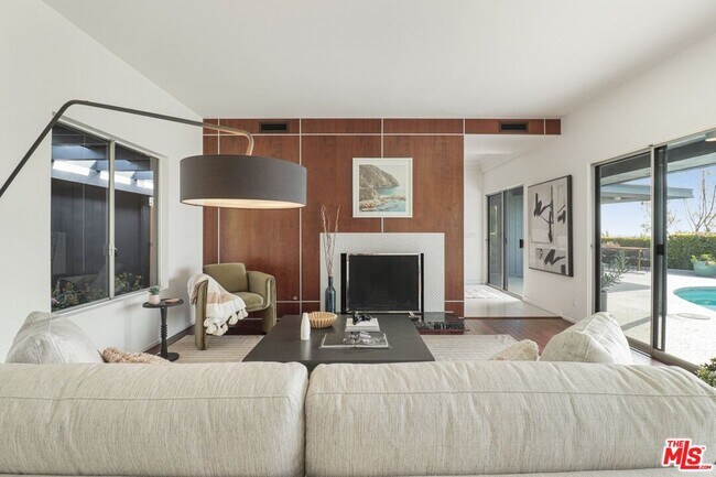 Foto del edificio - 1492 Blue Jay Way