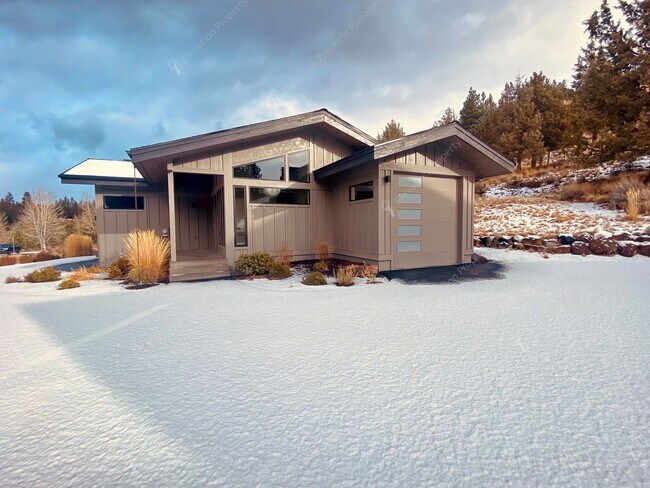 Building Photo - Luxurious 3 BR - Den + ADU Retreat in Awbrey Glen Neighborhood