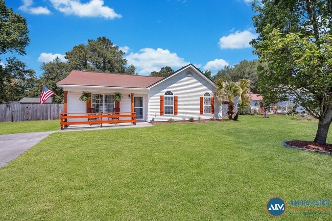 Building Photo - Charming 3-Bed, 2-Bath Home in Historic Beaufort, SC. Call for Details!