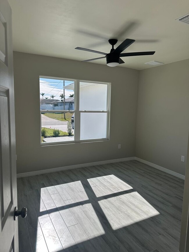 Foto del edificio - Beautiful 4/2 newer construction- coming soon