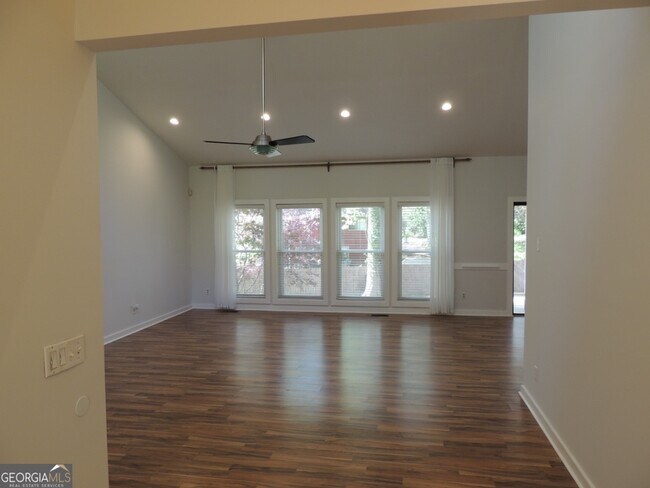 Foto del edificio - 754 Post Rd Ln