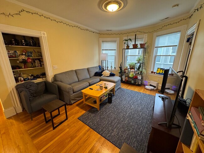 Building Photo - 176 Elm St