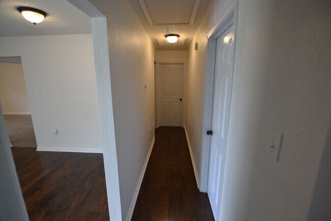 Foto del edificio - Must See! Newly updated, 3 bedroom, 1.5 bath off Starring Lane in Mayfair Subdivsion