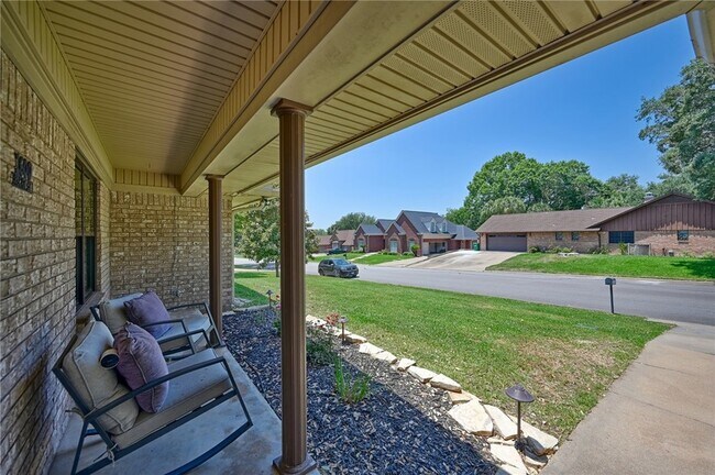 Building Photo - 1600 Pecan St