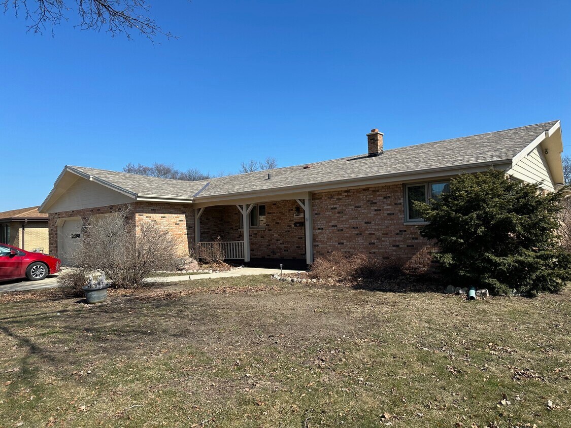 Primary Photo - Spacious 2BR \2.5BA With Pool !