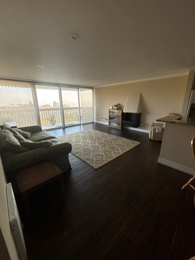 Building Photo - 6526 Ocean Crest Dr