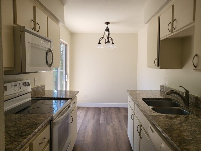 Building Photo - 6910 Hart Ln