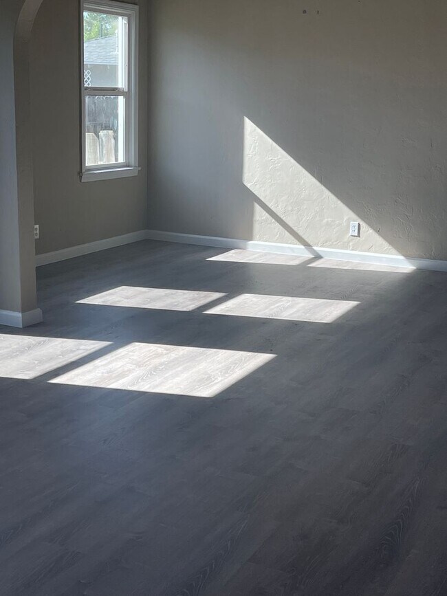 Building Photo - 712 W Hammond Ave